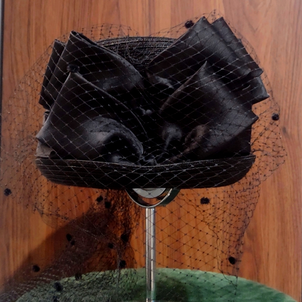 Kokin New York Vintage Style Veiled Top Hat with Satin Bows